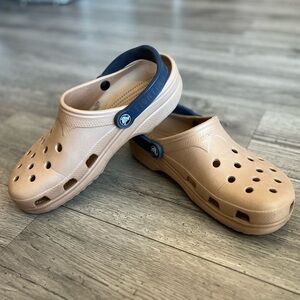 Crocs Men’s Notre Dame Fighting Irish Gold Navy Size XL 10-11 RARE Gently Used